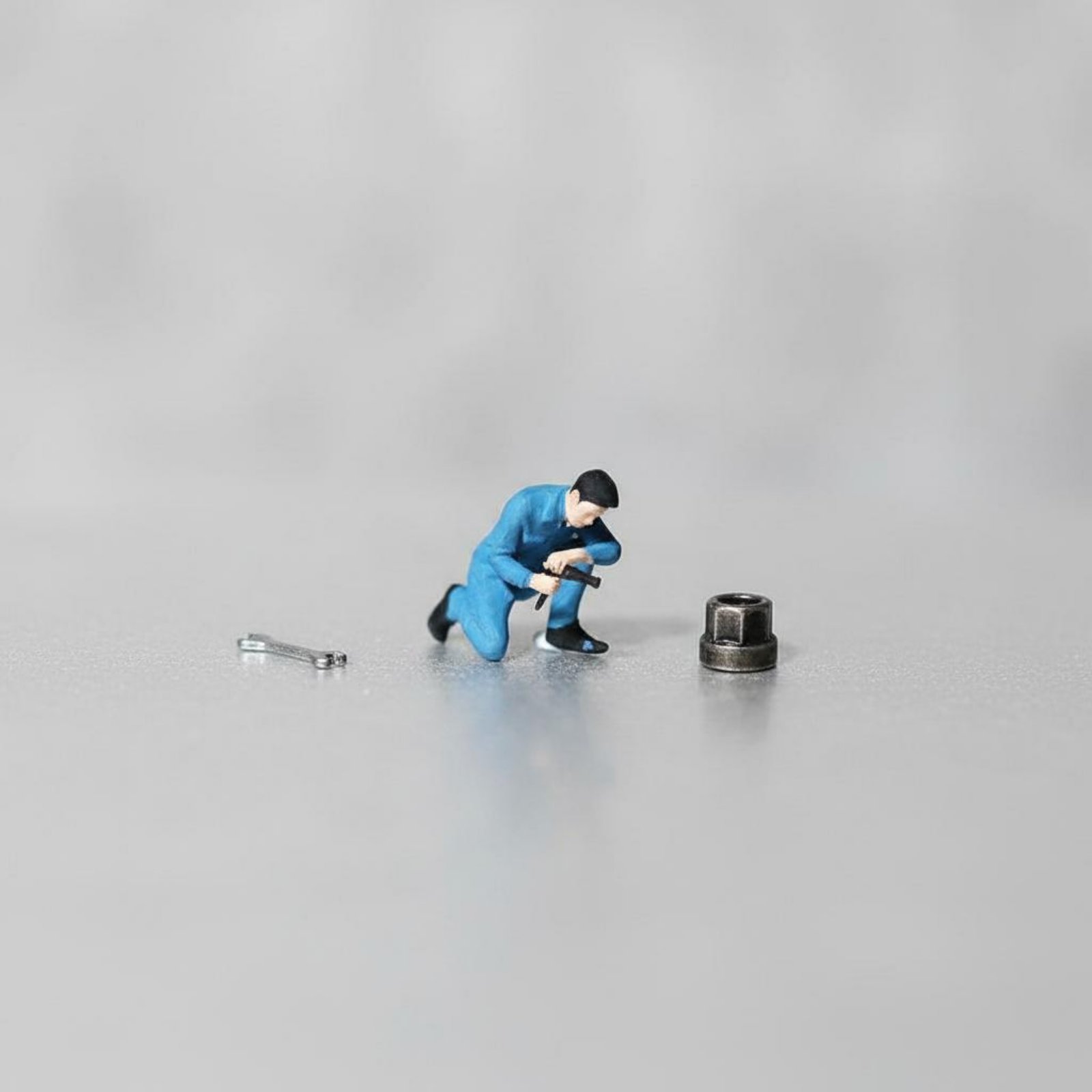 Phone Looking Man Figure Scene - Phone Accessories For Men avaliação e preço