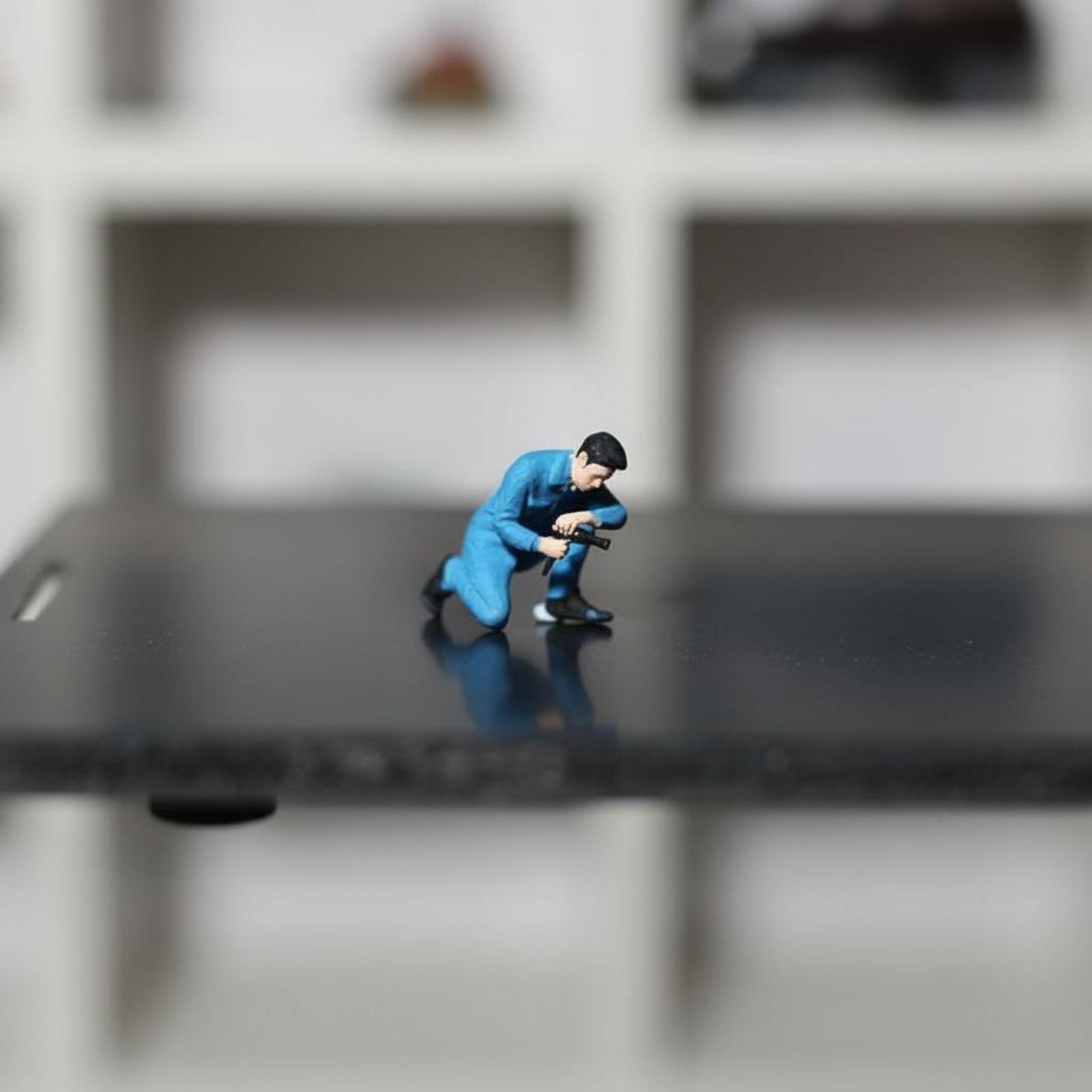 Phone Looking Man Figure Scene - Phone Accessories For Men avaliação e preço