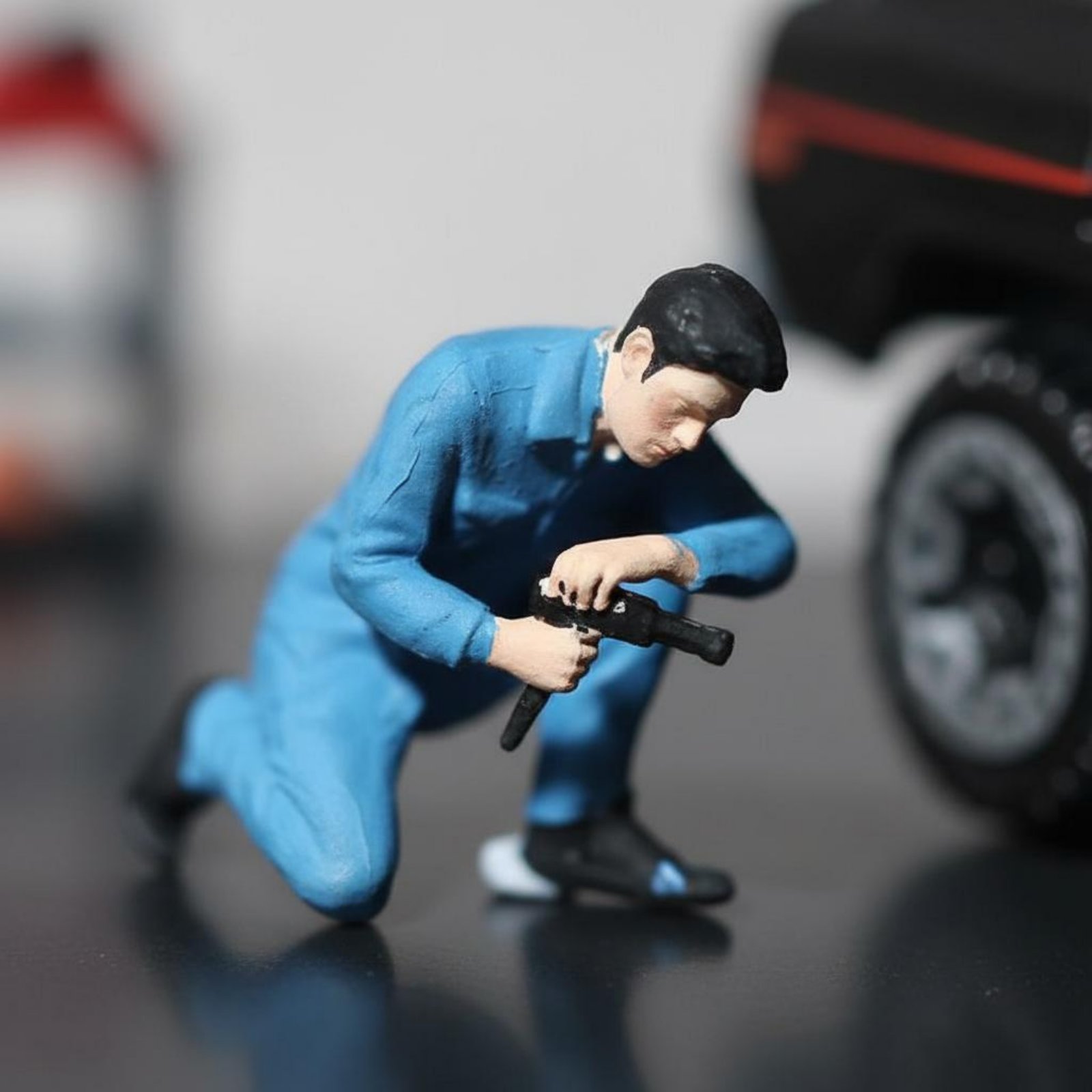 Phone Looking Man Figure Scene - Phone Accessories For Men avaliação e preço